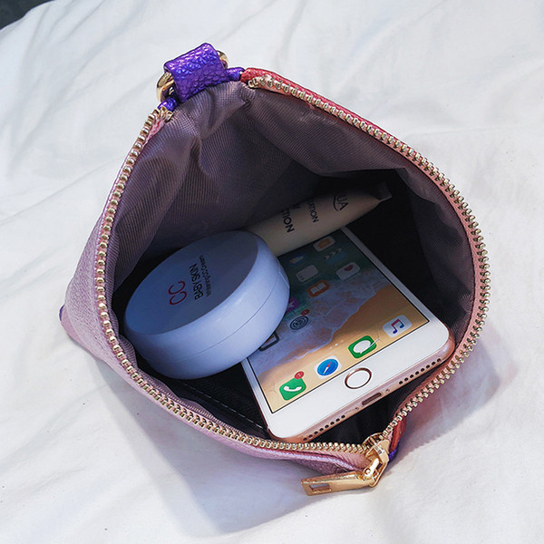 Καθημερινή γυναικεία τριγωνική τσάντα σε τρία χρώματα με φούντα