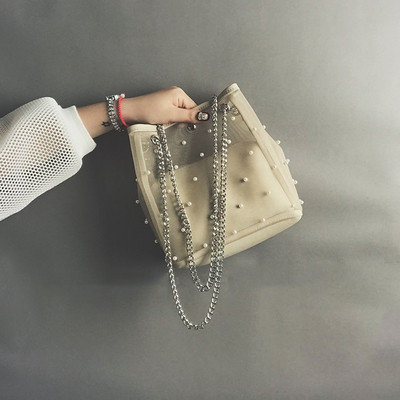 Γυναικεία τσάντα με μαργαριτάρια και μεταλλικό ιμάντα