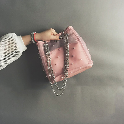 Γυναικεία τσάντα με μαργαριτάρια και μεταλλικό ιμάντα