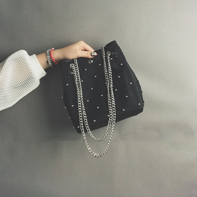 Γυναικεία τσάντα με μαργαριτάρια και μεταλλικό ιμάντα