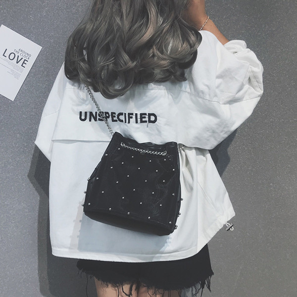 Γυναικεία τσάντα με μαργαριτάρια και μεταλλικό ιμάντα