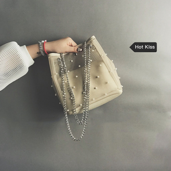 Γυναικεία τσάντα με μαργαριτάρια και μεταλλικό ιμάντα