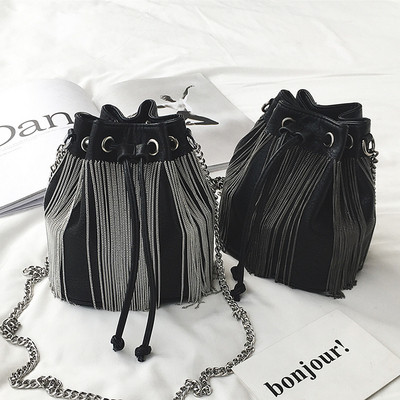 Стилна дамска чанта с ресни в черен цвят