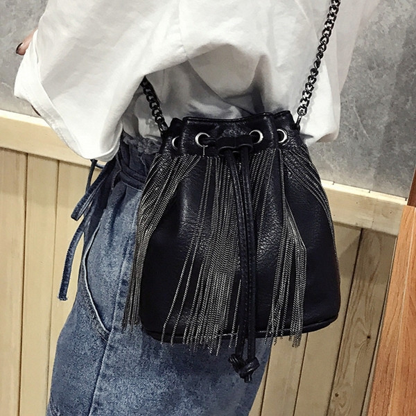 Stílusos női táska rojtokkal fekete színben