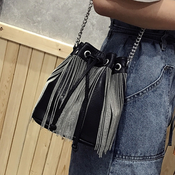 Stílusos női táska rojtokkal fekete színben