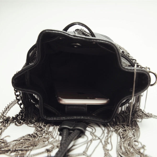 Stílusos női táska rojtokkal fekete színben