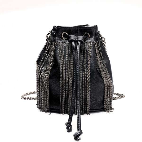 Stílusos női táska rojtokkal fekete színben