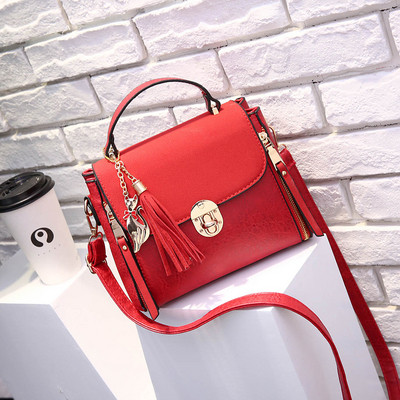 Γυναικεία τσάντα με μια φούντα σε διάφορα χρώματα