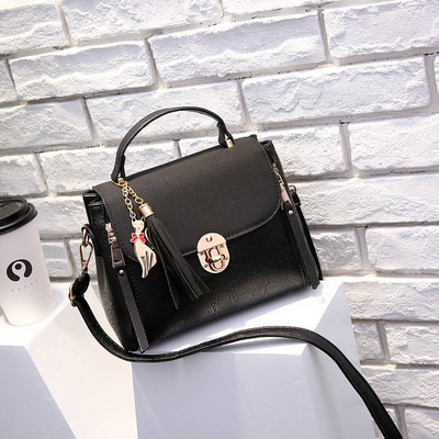 Γυναικεία τσάντα με μια φούντα σε διάφορα χρώματα