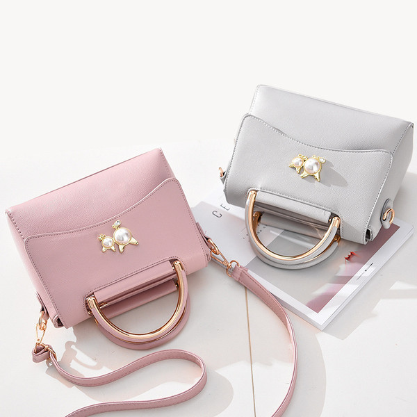 Elegáns női táska fém elemmel, négy színben