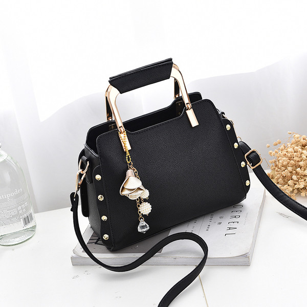 Γυναικεία κομψή δερμάτινη τσάντα με διακόσμηση