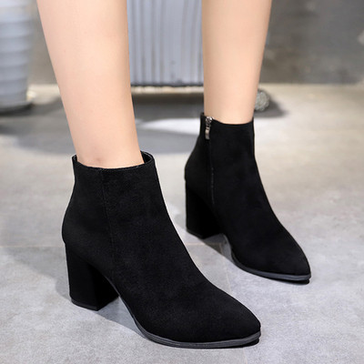 Μοντέρνες γυναικείες μπότες σε οικολογικό σουέτ σε δύο χρώματα