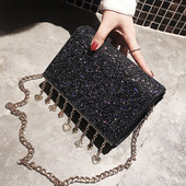 Κομψή λαμπερή γυναικεία τσάντα με μενταγιόν