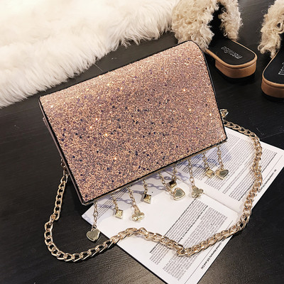 Κομψή λαμπερή γυναικεία τσάντα με μενταγιόν