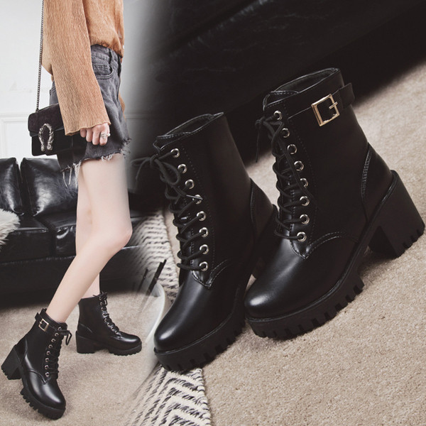 Új modern női csizma durva talppal, fekete színben