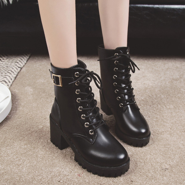 Új modern női csizma durva talppal, fekete színben