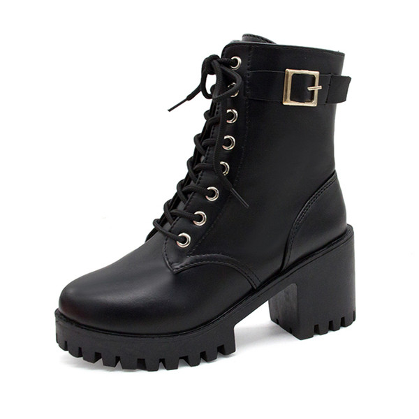 Új modern női csizma durva talppal, fekete színben