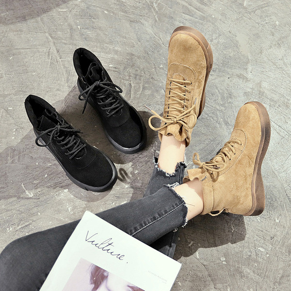 Καθημερινές γυναικείες μπότες με δίχρωμους δεσμούς