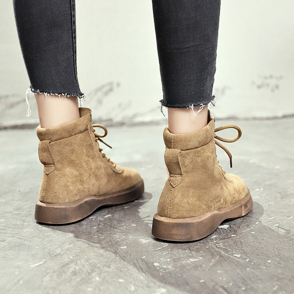Καθημερινές γυναικείες μπότες με δίχρωμους δεσμούς