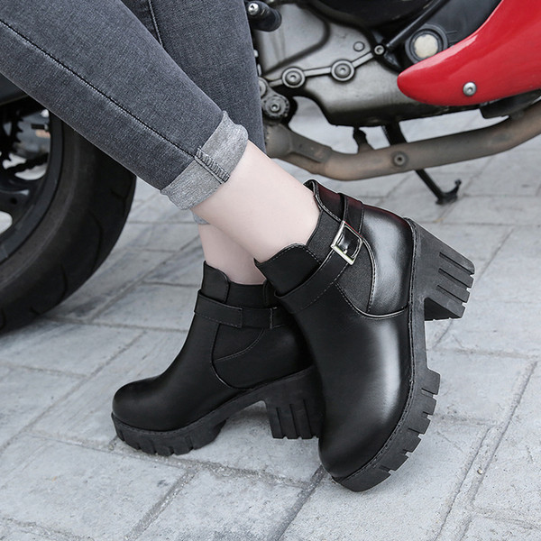 Cizme de dama stilate cu talpa aspra in doua culori