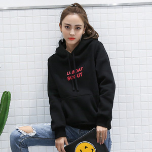 Γυναικεία φούτερ με κουκούλα και μαύρο και κόκκινο χρώμα