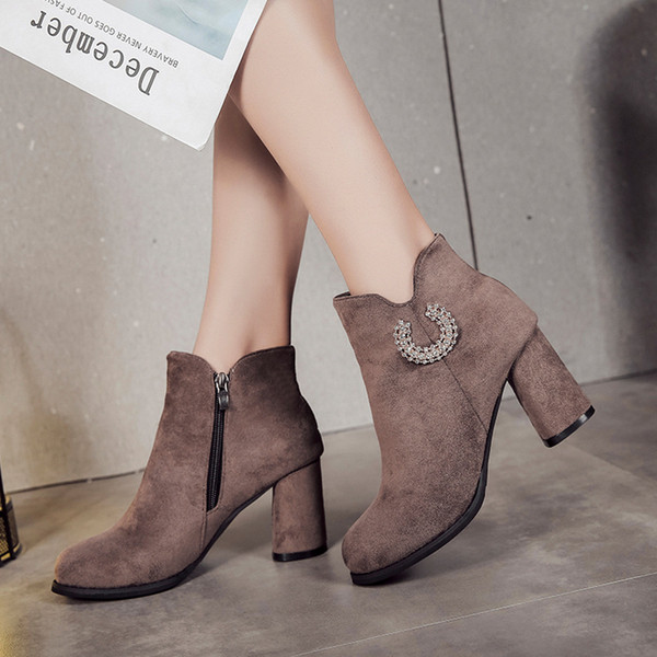 Stílusos női csizma fém díszítéssel, két színben