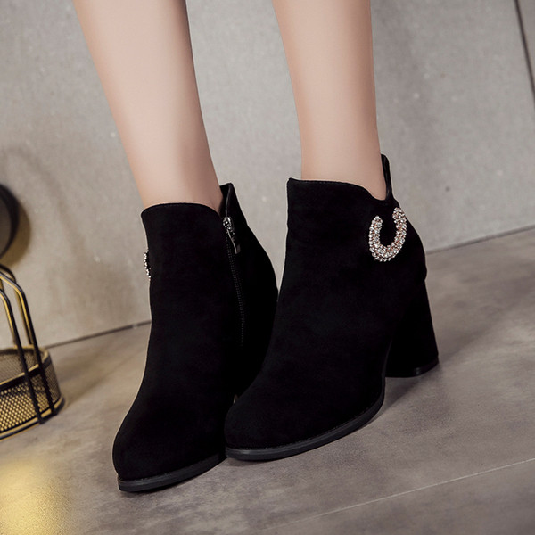 Stílusos női csizma fém díszítéssel, két színben