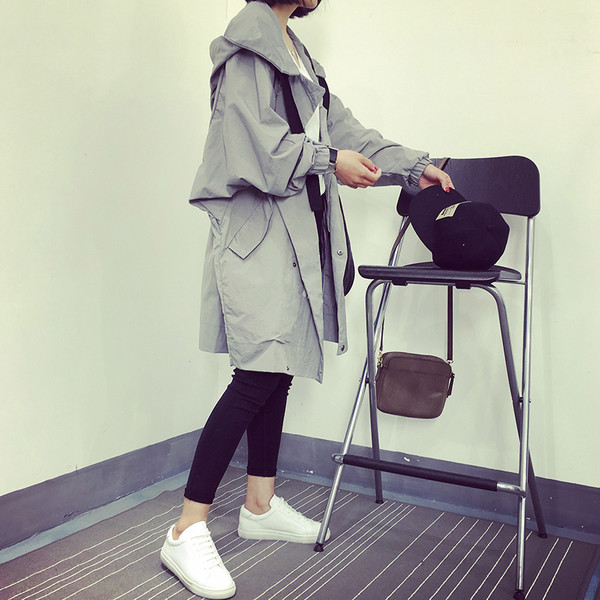 Aktuális női kabát széles modell kapucnival két színben