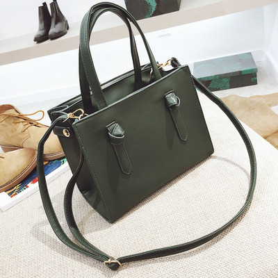 Άνετη γυναικεία δερμάτινη τσάντα σε τέσσερα χρώματα