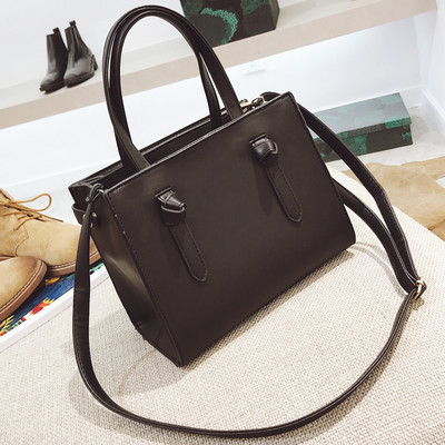 Άνετη γυναικεία δερμάτινη τσάντα σε τέσσερα χρώματα