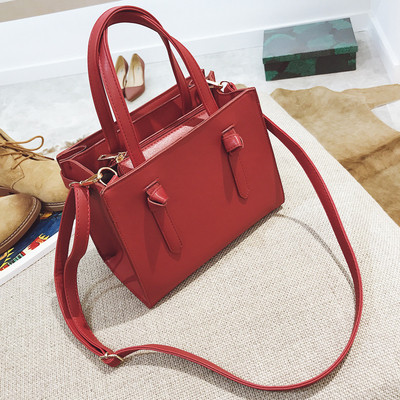 Άνετη γυναικεία δερμάτινη τσάντα σε τέσσερα χρώματα