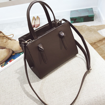 Άνετη γυναικεία δερμάτινη τσάντα σε τέσσερα χρώματα