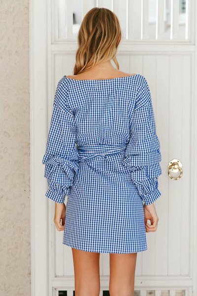 Modern kockás női ruha szalaggal és széles ujjú kék színben