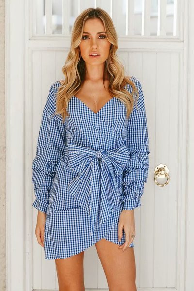 Modern kockás női ruha szalaggal és széles ujjú kék színben