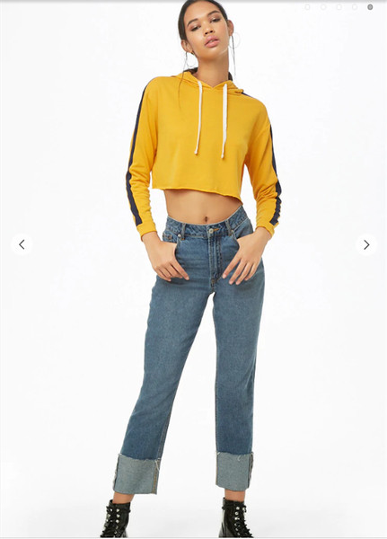 Σύντομο γυναικείο φούτερ με κουκούλα σε κίτρινο χρώμα