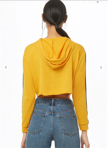 Σύντομο γυναικείο φούτερ με κουκούλα σε κίτρινο χρώμα