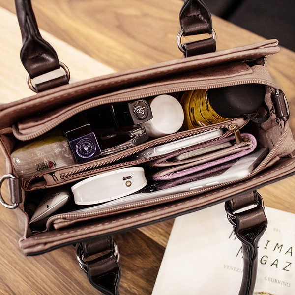 Egyszerű kézitáska több színben