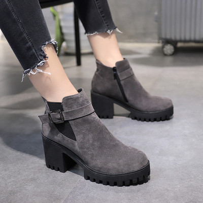 Γυναικείες μοντέρνες μπότες με χοντρά πέλματα σε δύο χρώματα