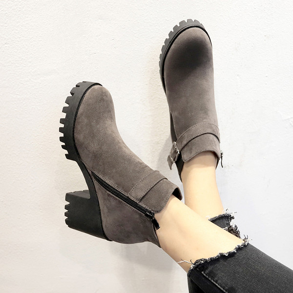 Γυναικείες μοντέρνες μπότες με χοντρά πέλματα σε δύο χρώματα