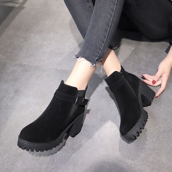 Γυναικείες μοντέρνες μπότες με χοντρά πέλματα σε δύο χρώματα