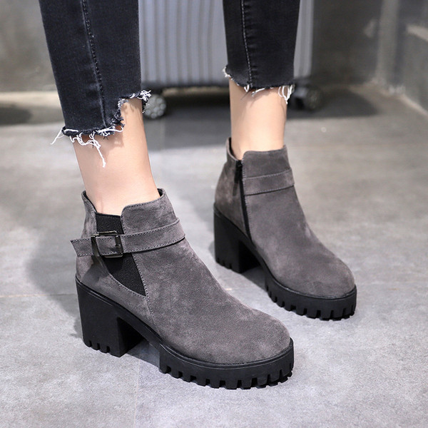 Γυναικείες μοντέρνες μπότες με χοντρά πέλματα σε δύο χρώματα
