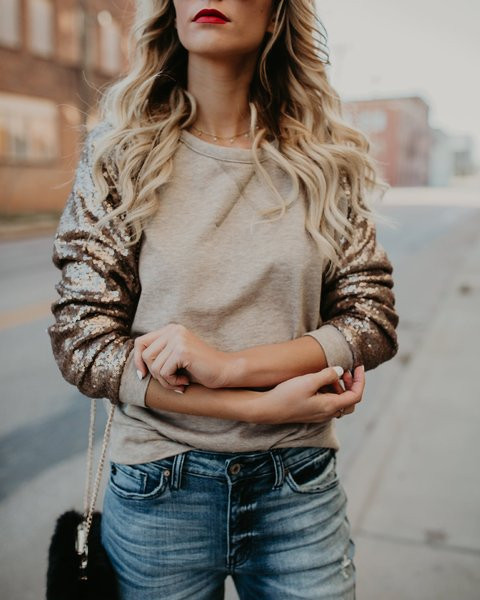 Új modell női blúz bézs színben, fényes ujjakkal