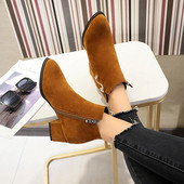 Κομψές γυναικείες μπότες με μεταλλικό στοιχείο σε δύο χρώματα