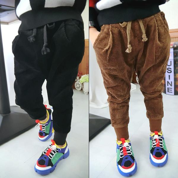 Μοντέρνο παιδικό παντλόνι με ελαστική μέση σε μαύρο και καφέ χρώμα