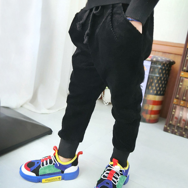 Μοντέρνο παιδικό παντλόνι με ελαστική μέση σε μαύρο και καφέ χρώμα