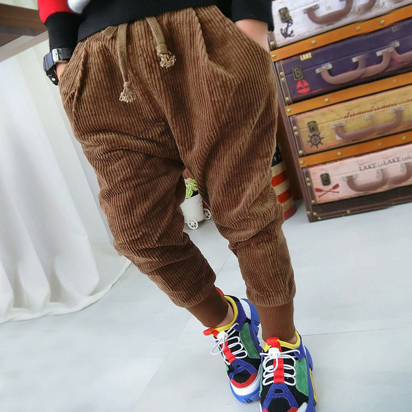 Μοντέρνο παιδικό παντλόνι με ελαστική μέση σε μαύρο και καφέ χρώμα