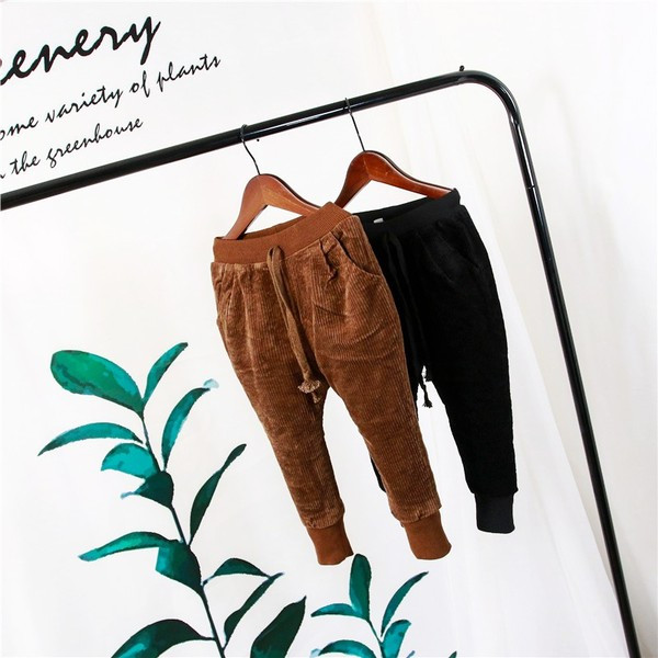 Μοντέρνο παιδικό παντλόνι με ελαστική μέση σε μαύρο και καφέ χρώμα