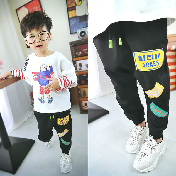 Alkalmi gyereknadrág fekete feliratokkal