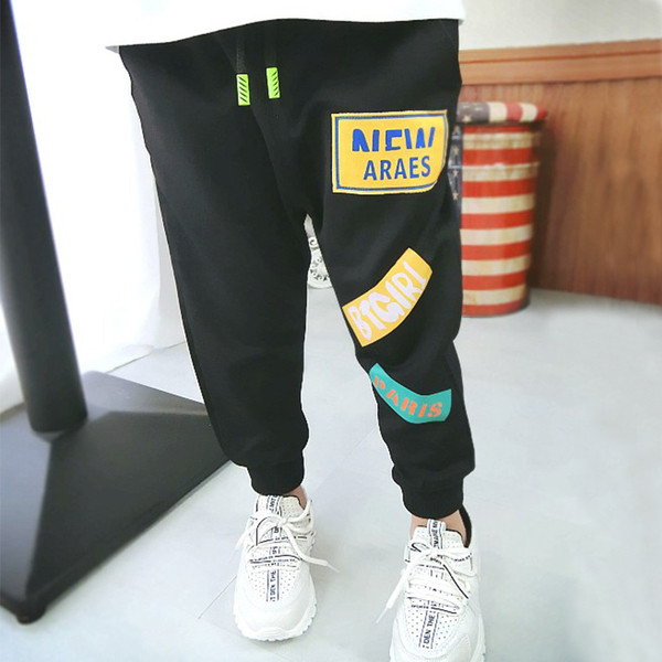 Alkalmi gyereknadrág fekete feliratokkal