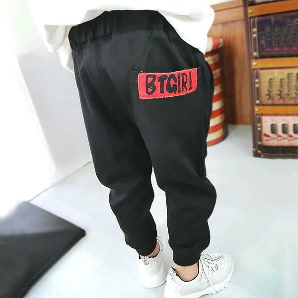 Alkalmi gyereknadrág fekete feliratokkal